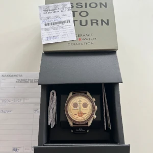 Omega x swatch mission to Saturn - Jag säljer min mission to Saturn  Klocka är helt ny och aldrig buren på armen  Allt og följer med förutom kvitto då jag slarvat bort det där av lägre pris.