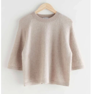 Other Stories tröja - Beige kortärmad stickad från Other stories!! Säljer på grund av att den inte kommer till användning längre ❤️‍🔥