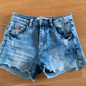 Fina jeans shorts! - Säljer super fina shorts som tyvärr inte passar mig i storleken🙁 använt väldigt få gånger, ungefär 3-4 gånger! Hoppas du gillar och kanske till och med vill köpa!💕💕 Pris kan diskuteras.