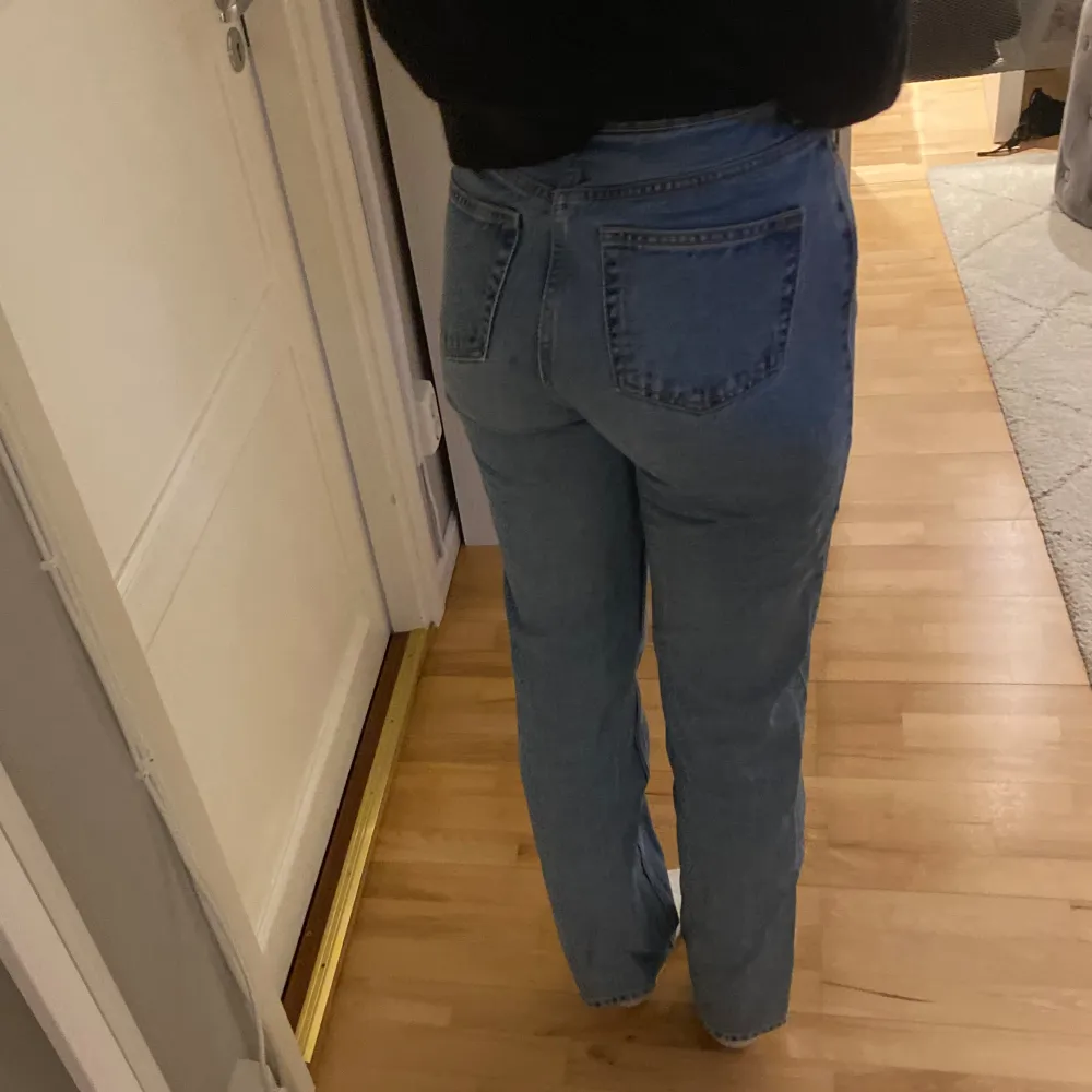 Säljer dessa snygga jeans från weekday i modellen Rowe. Jeansen kommer inte till användning längre då de tyvär blivit för korta. Priset går att diskutera.. Jeans & Byxor.