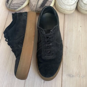 Arigatos - Helt ok skick men som du ser har det lossnat lite gummi där bak