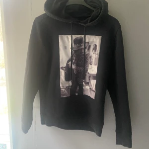 Limitato  - Jag säljer en limitato hoodie för 999kr. Den är i storlek s och har inga defekter. Helt oanvänd bara testad och självklart äkta.