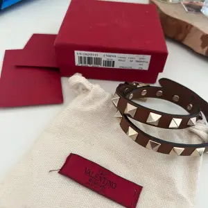 Intressekoll på mitt unika och så coola dubbla valetino armband❣️i en fin mörk brun färg med guld nitar, som inte går att köpa längre🤎🤎använt men i väldigt bra skick! Nypris är 3400kr🩷