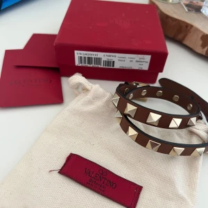 Dubbelt Valentino Amrband - Intressekoll på mitt unika och så coola dubbla valetino armband❣️i en fin mörk brun färg med guld nitar, som inte går att köpa längre🤎🤎använt men i väldigt bra skick! Nypris är 3400kr🩷