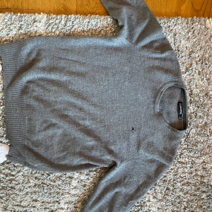 100% Merino Stickad Tröja, Inga defekter  - Inga defekter! Den är för liten för mig därför vill jag sälja den, Priset går att förhandla vid snabb affär. Den är liten i storleken!