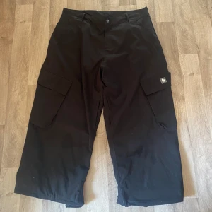 Harlaut apparel cargos  - Säljer mina skid täckbyxor då jag har nya. Dem är i xxl men uppsydda på längden till L. Dem är nästan så gott som ny skick. Lite märken finns men det blir det när man åker skidor.