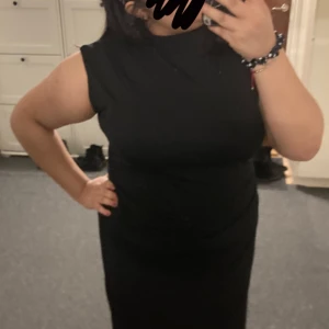 Klassisk svart klänning  - Bra skick använd en gång , skriv för frågor ! 