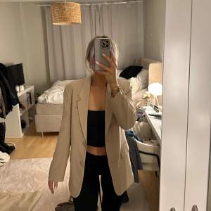 Helt ny blazer med prislapp kvar från H&M! Lite oversized i modellen.