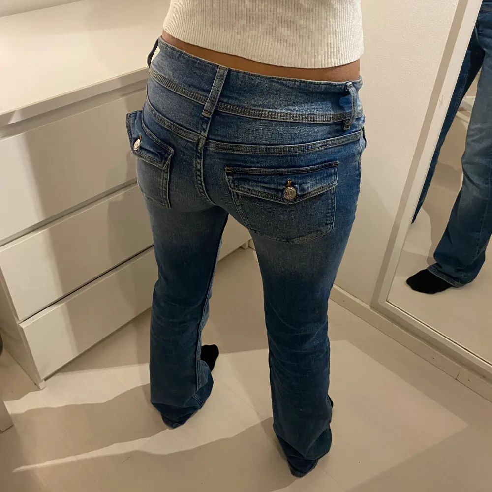 Säljer mina jättefina lågmidjade jeans eftersom dem är lite för stora för mig. Bra skick.. Jeans & Byxor.