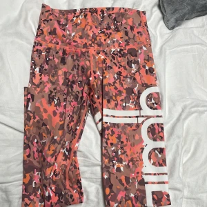 Tränings byxor - Ett par aimin byxor som aldrig är använda pris går att diskuter