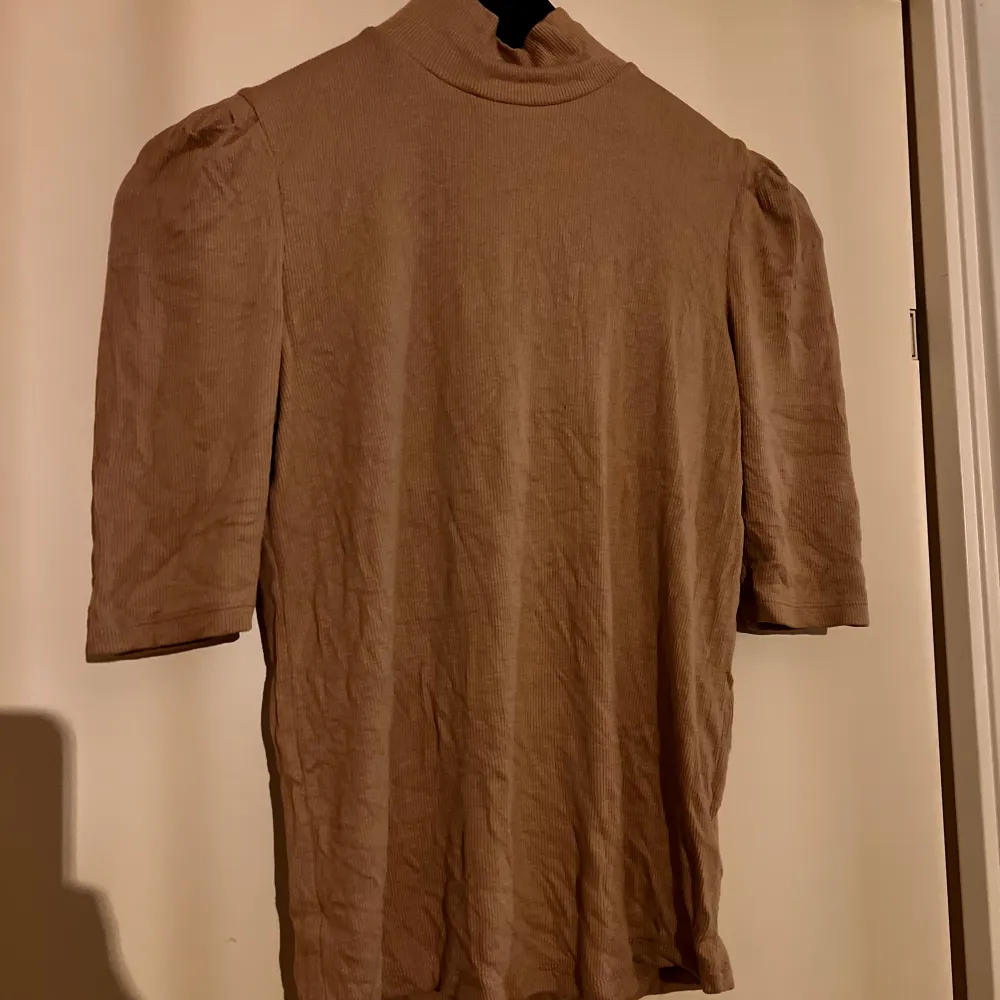Stilren T-shirt från zara med låg polo, stretchig i materialet. Aldrig använd.. T-shirts.