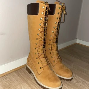 Timberland höga kängor dam  - Timberland skor i ny skick (aldrig använda) köparen står för frakt. Storlek 37,5.  Ny pris: 2599 kr 