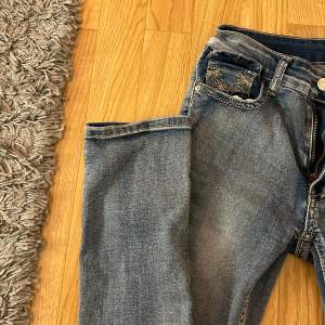 Säljer dessa jeans i storlek xs, dom är dock stretchiga så skulle säga att dom passar även s