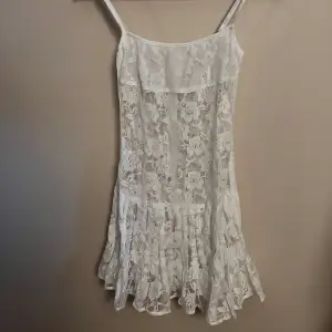Vit spetsklänning från frankies bikins. Helt ny med prislapp, aldrig använd. Jättefin klänning, säljer då den va tänkt till studenten men jag hittade en annan. Köpt för 1300kr+400(tull och frakt)