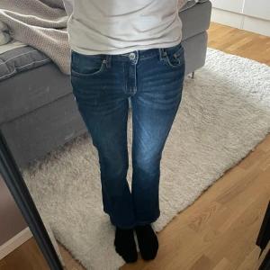 Blå Jeans  - Säljer dessa ursnygga bootcut jeans från Gina, använd fåtal gånger men fortfarande i jätte bra skick. Säljer pga att dom är för små, jag är 160💞