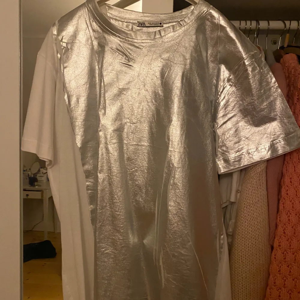 Supercool tröja från Zaras glitter/silver kollektion 2023 🩷😇Endast använd en gång! . T-shirts.
