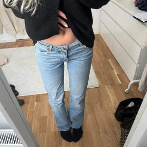 Midwaist jeans från bikbok❤️Inte använda särskillt mycket så ser nästa ut som nya❤️köpt för 600