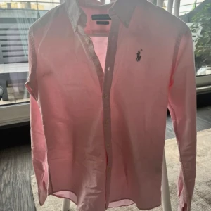Ralph Lauren rosa skjorta  - 100% bomull Använd ett fåtal gånger, väldigt fint skick XS
