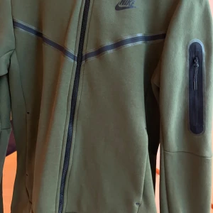 NIKE TECH FLEECE  - Knappt använd tröja sick 9/10 köpt för över 1000 kr åtminstone. Säljer varan då det ej kommer till användning.