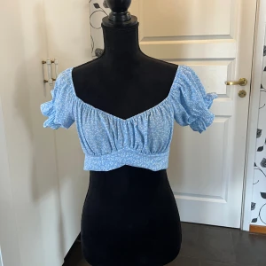 Topp - En superfin topp med knyte, snöret går att justera själv.