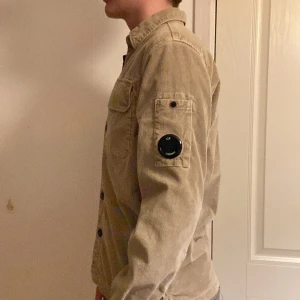 Cp company  - Säljer nu en riktigt snygg cp company overshirt som är perfekt nu till våren. Nypris är 3000 och materialet är Manchester. Hör av er vid funderingar!