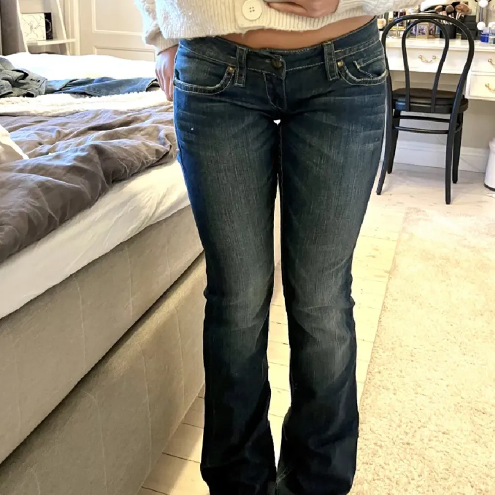 Jätte fina o snygga jeans med prislapp på! Midja: 76 cm innerbenet: 83 cm, passar någon som är 170 cm, jag är ungefär 162 och på mig är det lite långa! Storleken är väldigt uppskattad💖 Hör av dig ifall du är intresserad annars är det bara att betala☺️. Jeans & Byxor.
