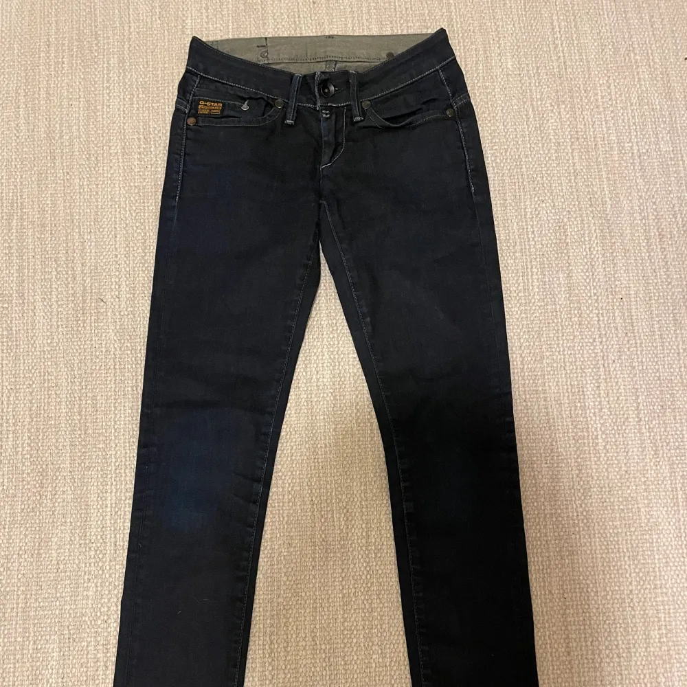 Jättesnygga g-star jeans i färgen mörkblå. Dom är knappt använda och är i storleken 26/32. (xs) 💕💕. Jeans & Byxor.