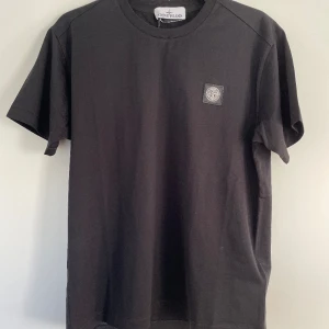 Stone Island Tshirt (ny med kvitto)  - Säljer denna snygga Stone Island Tshirt som köptes nyligen från NK för 1700kr. Den är använd endast 2 gånger.  Skriv vid fler funderingar/bilder  Storlek: M Färg: Svart  Nypris: 1700 Skick: 10/10