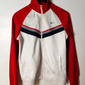 Retro Nike tröja  - I fint skick använd några gånger