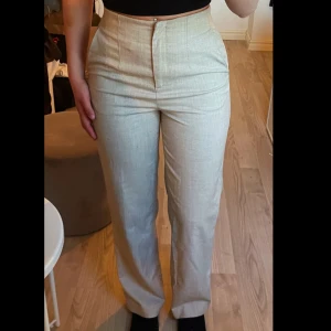 Linneaktig kostymbyxa - Linneaktig kostymbyxa i fint skick från hm.