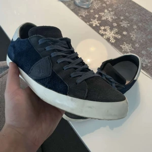 Philippe model - Philippe Model PRSX  Riktigt fint skick (8.5/10) Endast skorna tillkommer, hör av er för fler frågor. Passar 43.