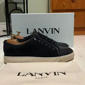 Hej! Säljer nu dessa super snygga Lanvin skor. Skorna är i fint skick 8/10. Helt nya skosnören på. Med skorna medföljer dustbag och box 