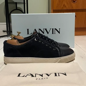 Lanvin skor  - Hej! Säljer nu dessa super snygga Lanvin skor. Skorna är i fint skick 8/10. Helt nya skosnören på. Med skorna medföljer dustbag och box 