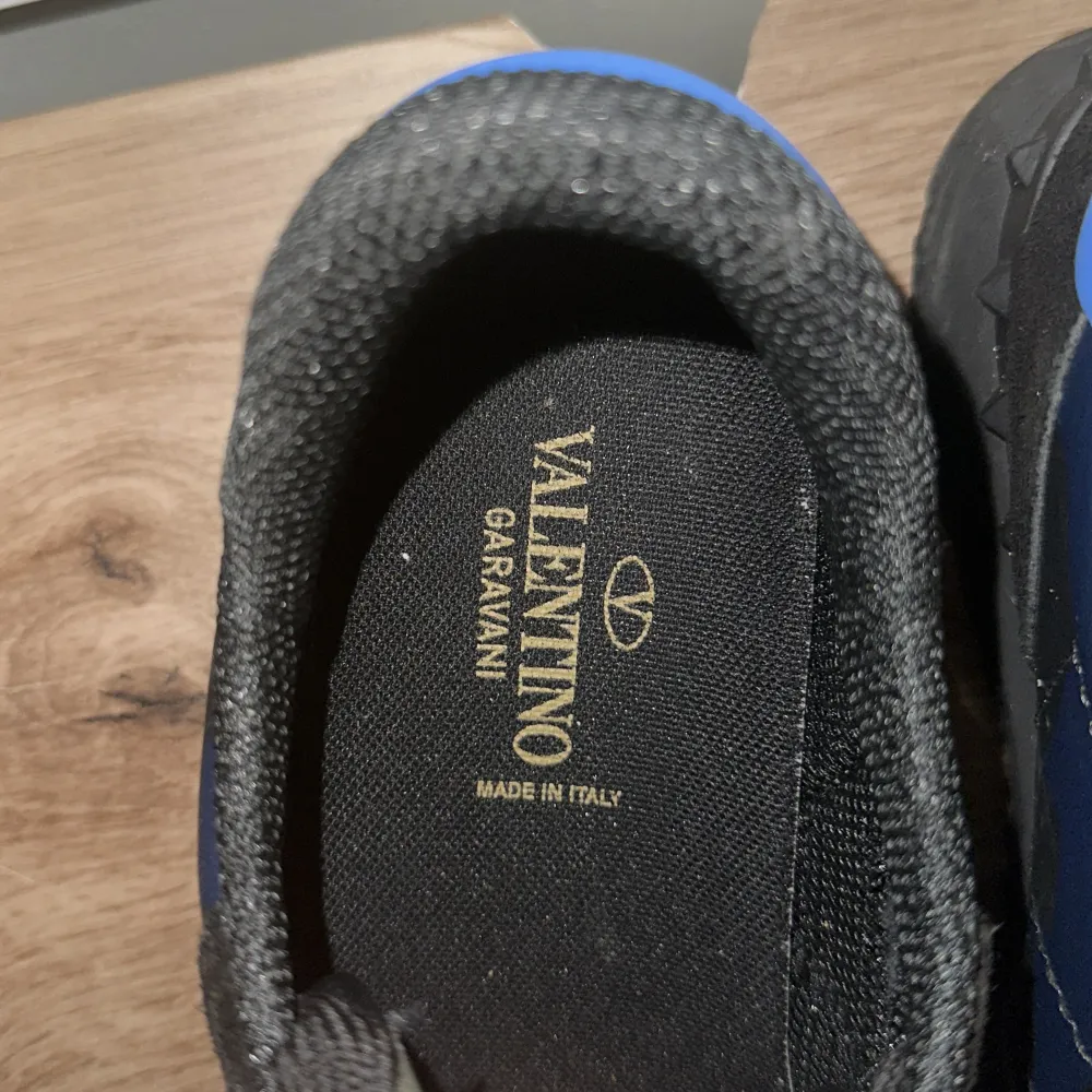 Säljer dess valentino Rockrunner för 1499 priset kan diskuteras vid snabb affär.  Storlek 41  . Skor.