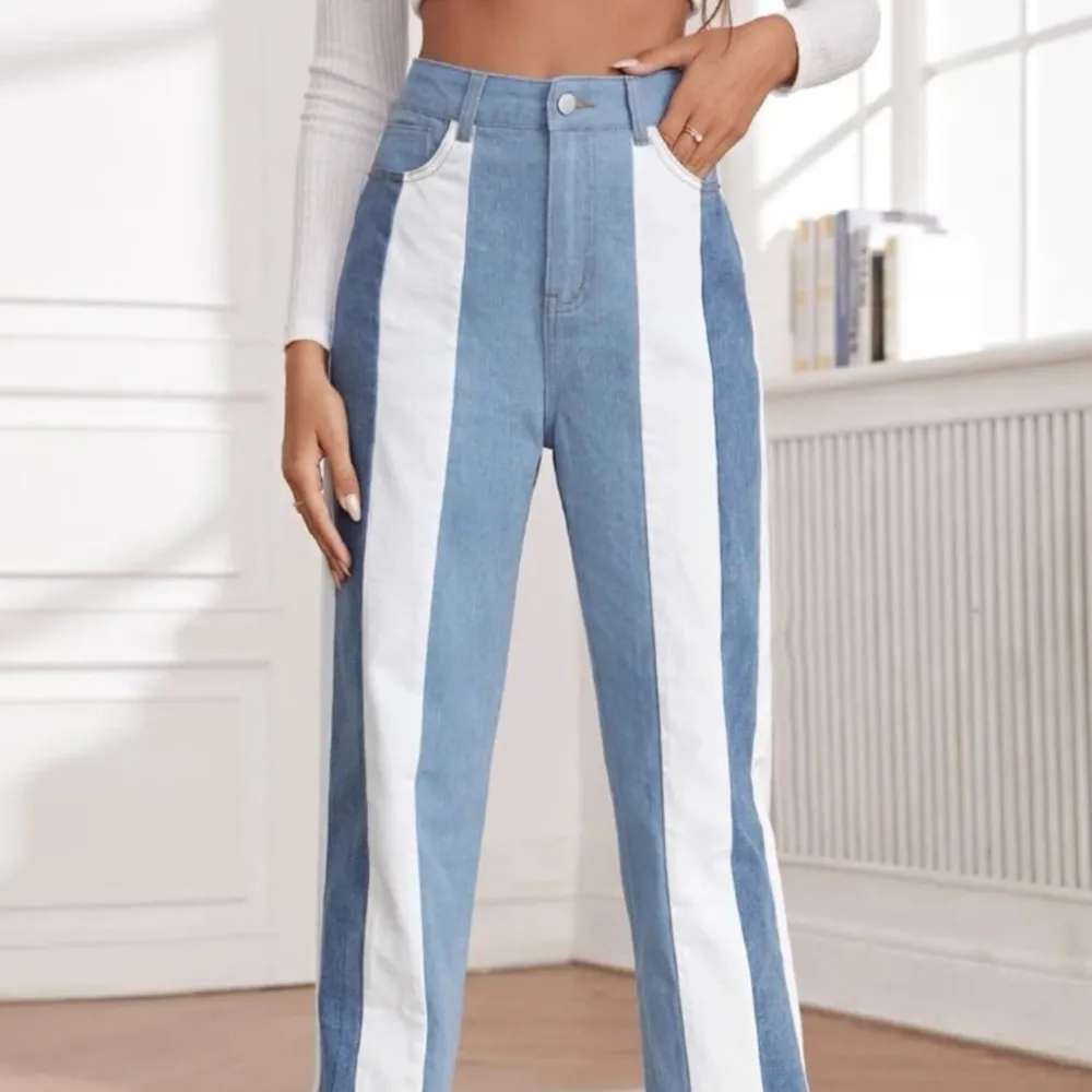 Högmidjade blåa jeans med vit rand på benen. Inköpta 2021 från SHEIN. Använda men säljes för att de aldrig används. I storlek M. . Jeans & Byxor.