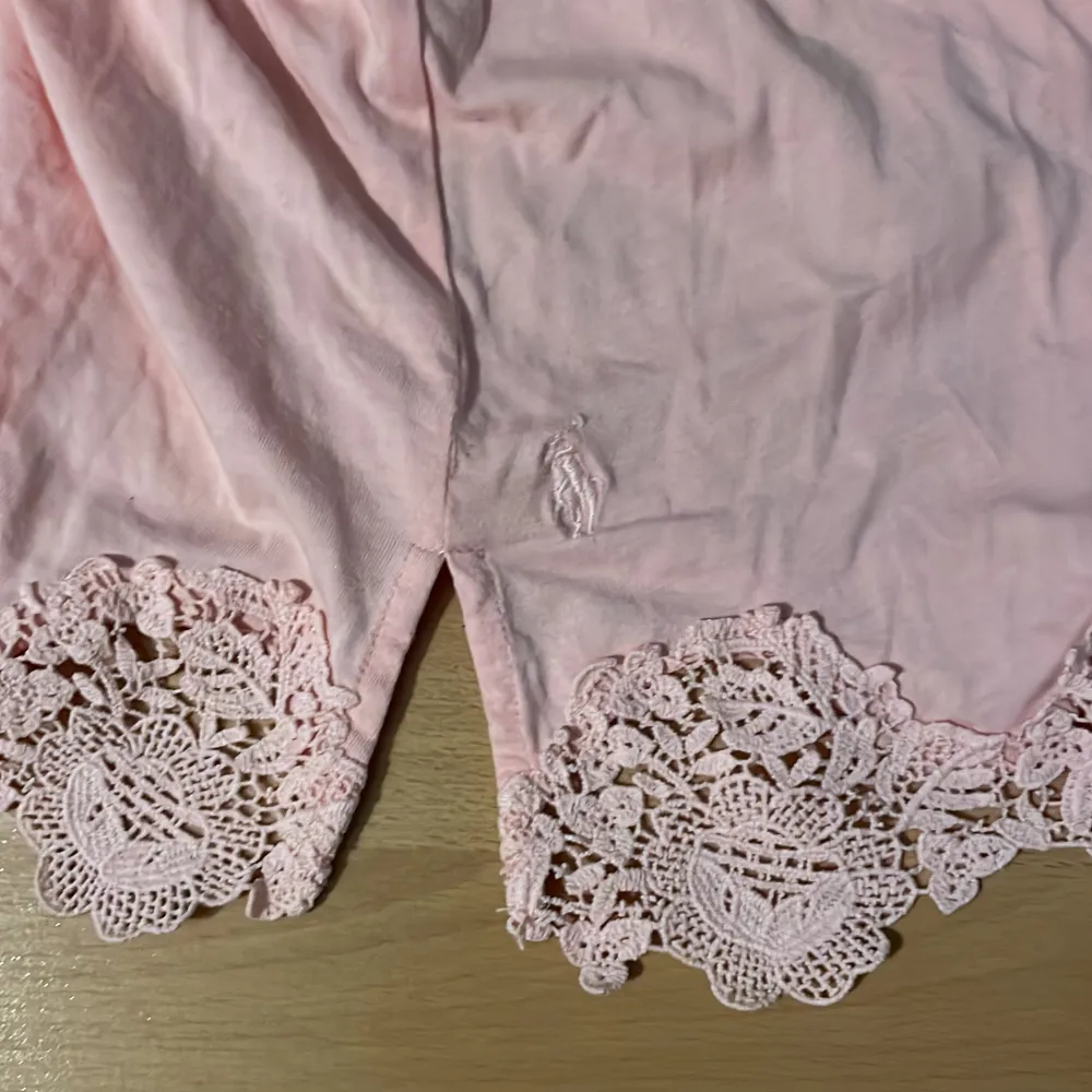 Gulligt rosa linne från Ralph Loren i storlek 12-14. Använd 1 gång men passar inte mig i armarna där av säljer. Linnet har superfin spetts och en liten slits dör nere❤️. Toppar.