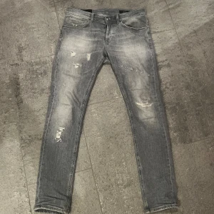 Dondup jeans - Säljer dessa feta Dondup jeansen j storlek 33. Passar perfekt till sommaren. Hör av dig vid ytterligare frågor!