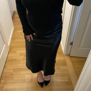 Kjol - Knälång kjol från Monki i strl 34 o använt skick 💌