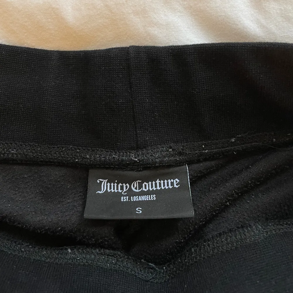 Svarta juicy couture byxor i bra skick! Köpte för 1200 kr men säljer för 500, säljer då dom tyvärr inte passar mig längre!❤️‍🔥. Jeans & Byxor.