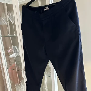 Filippa K kostymbyxor - Mörkblå Filippa K kostymbyxor i super fint skick! Stl 52