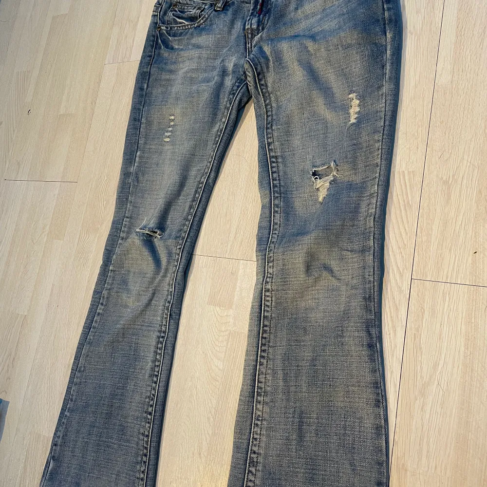 Jätte snygga bootcut jeans från Replay!! Storlek 28/29. Jag är 164 cm och de är lite för korta för mig, så skulle säga att de skulle passa någon runt 155-160 cm🫶🏻. Jeans & Byxor.