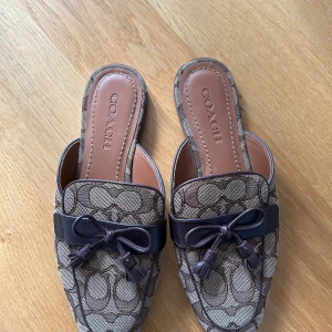 Coach mules - Coach mules i skinn med brandlogo på.  Använda max 2 ggr. Alltså är dem i superfint skick. 