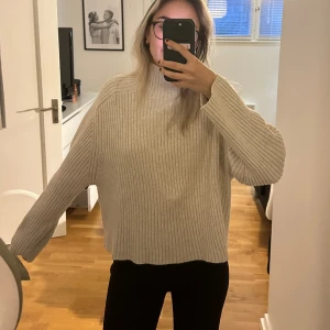 Stickad tröja - En jättefin stickad tröja med lite högre hals!! I storlek S och i väldigt bra skick då den används ett fåtal gånger!