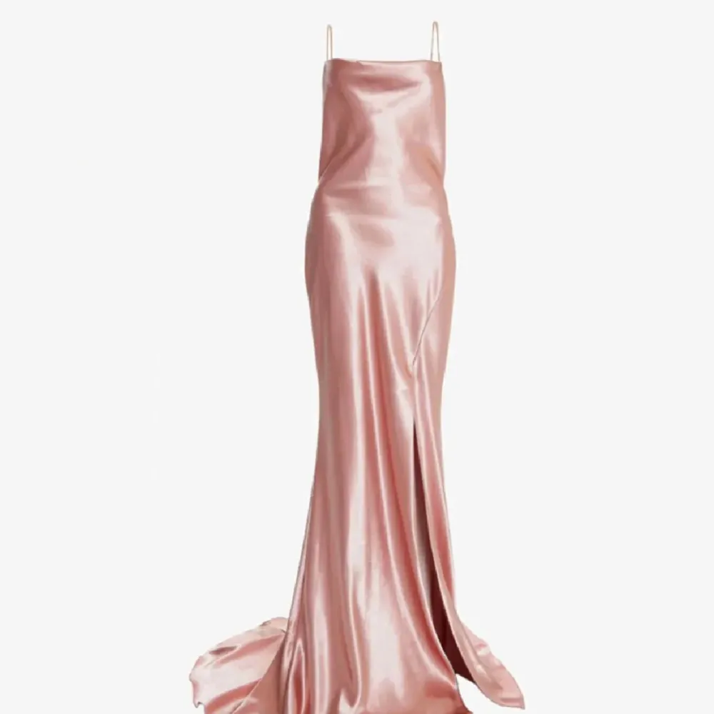 En fantastisk rosa satin klänning med släp! Aldrig använd och är i nyskick! Inköpt ifrån Nelly för 1200 kr! 💝🌟  Egna bilder kan skickas om de önskas!  . Klänningar.