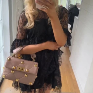 Klänning - Så fin klänning från Bubbleroom💕nyskick, lapparna kvar! (Lånade bilder från förra ägaren) Säljer då den inte passade mig😊