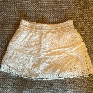 Zara kjol - Intressekoll på denna super söta kjol från zara i bra skick💞😍Barnstorlek men sitter som xs 