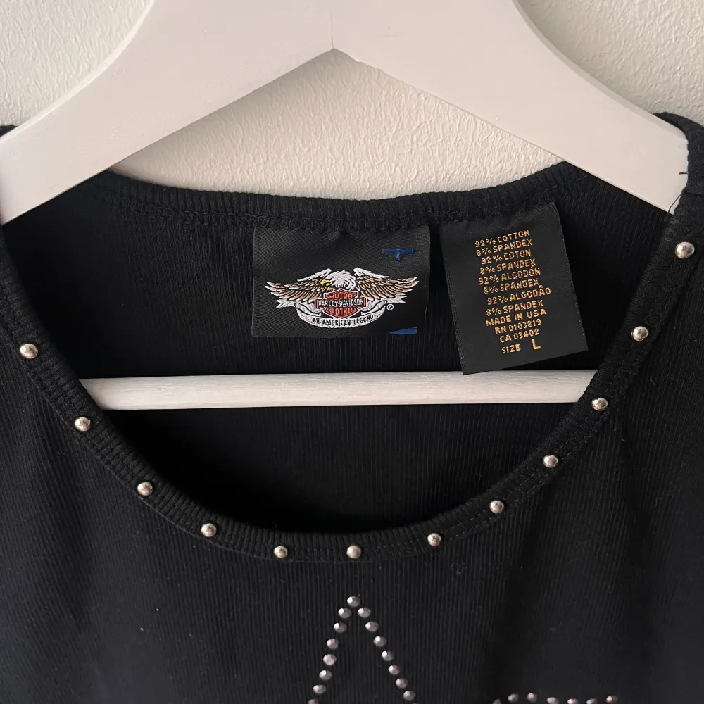Säljer ett svart ribbat Harley Davidson linne med ascool stjärna på! I storlek Large toppskick, passar mindre storlekar bra! Skriv för bilder eller föreslå pris❤️‍🔥💫. Toppar.