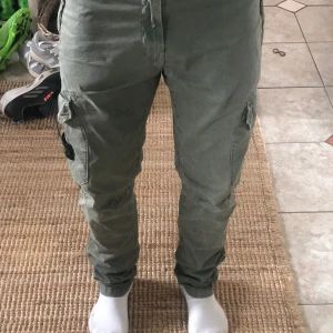  Stone Island byxor  - Säljer mina Stone Island byxor då dem inte kommer till användning längre. Dem är i mycket bra skicka 9/10 och fräscha. Storlek 170 junior skulle säga det är 29:30. Priset ej hugget i Sten vid snabb affär. Självklart äkta och kan nog leta fram tag!