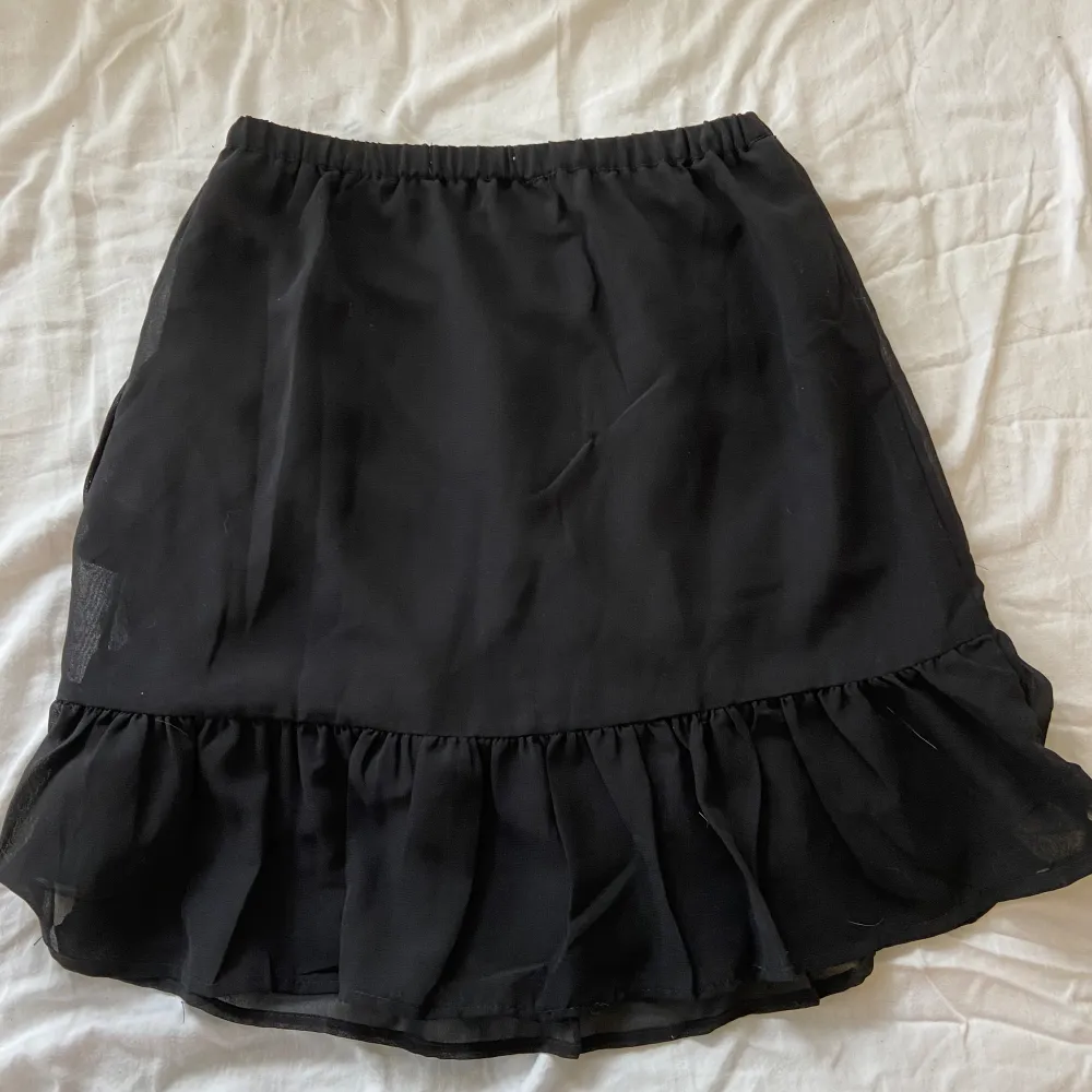 Säljer denna skitsnygga kjol. Från Pernilla wahlgrens kollektion. Säljer då den ej kommer till användning💕. Kjolar.