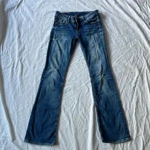 Jättesnygg lågmidjade bootcut jeans som inte säljs längre från H&M💕 Mått: Midjemåttet tvärsöver, 38cm. Innerbenslängd 79cm.